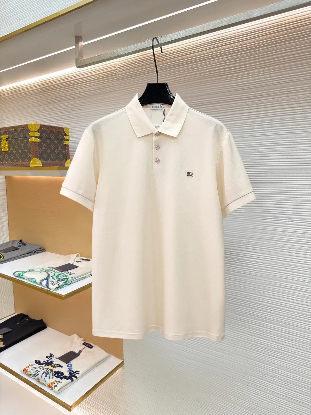 Burberry New Arrival Polo shirt, complete with three labels, original fabric, original customized accessories, official Same Style, made of 210g pure cotton pique fabric, customized same-tank dyed fabric, very comfortable and smooth to the touch, very wide and stylish, produced by the first-line brand Factory, imported Behringer embroidery machine, embroidery is full and textured, the collar rib is woven with imported yarn, does not deform after long-term wear, the most New Arrival style in spring and summer, fashionable and individual Super Versatile and good-looking. It is very suitable for both men and women. It is a must-have for everyone. Size: S-XXL